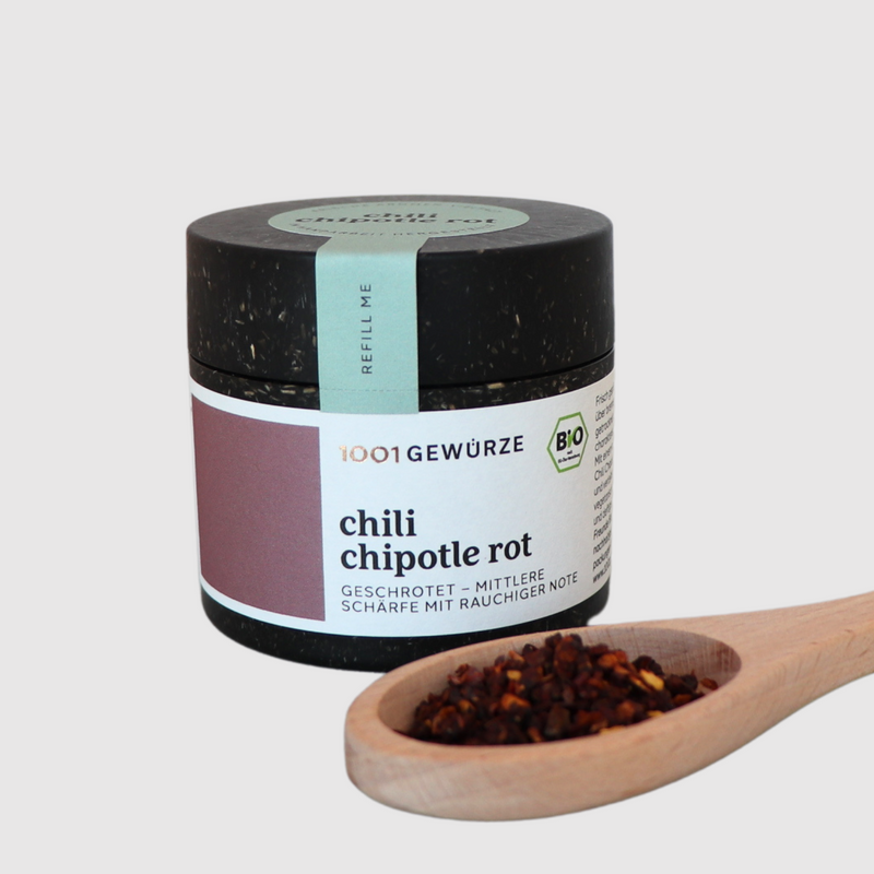 Chili_Chipotle_in_der_Dose_mit_Gew_rz_sichtbar_auf_Holzl_ffel